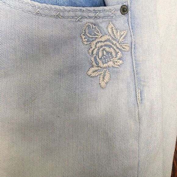 Mudd Tomboy CroppedĀ FloralāDistressedāJeansāSizeā15 - Picture 6 of 9